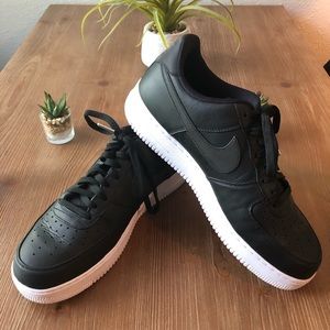 Nike Air Force 1 Black Leather / White Sole